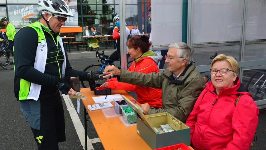 An die 800 Hobbyradler sind bei der 14. Radtourenfahrt des TV1848 Erlangen zwischen Fränkischer Schweiz und Karpfenweiher gewesen.. Foto: Klaus-Dieter Schreiter.