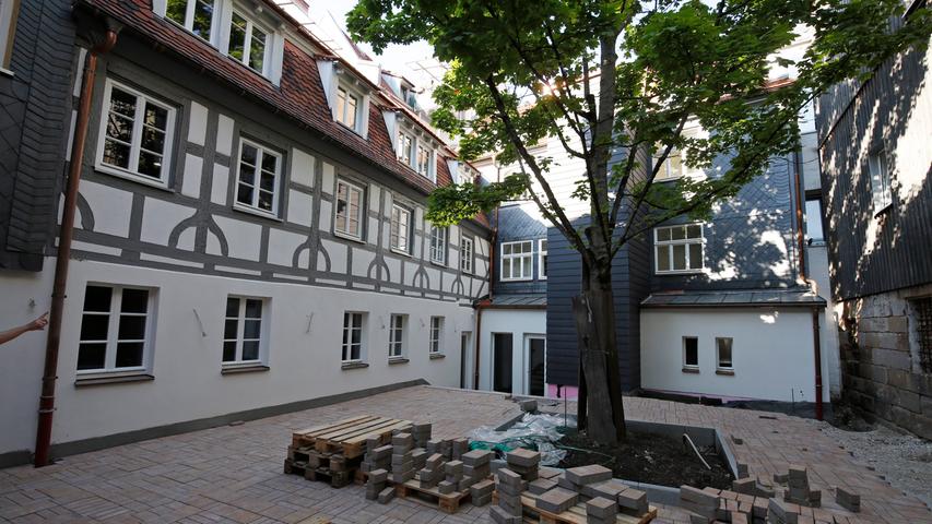 Im Erdgeschoss von Erhards Geburtshaus (im Hintergrund) entsteht derzeit ein Museumscafé. Die Schau im Geburtshaus führt von Erhards Kindheit bis zum Kriegsende 1945. In das Gebäude links zieht ein Forschungsinstitut, das in Kooperation mit der Universität Erlangen-Nürnberg eingerichtet wird.