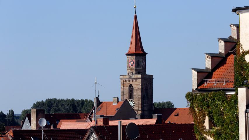 Das helle Fenster bietet einen Ausblick auf die Michaelskirche.