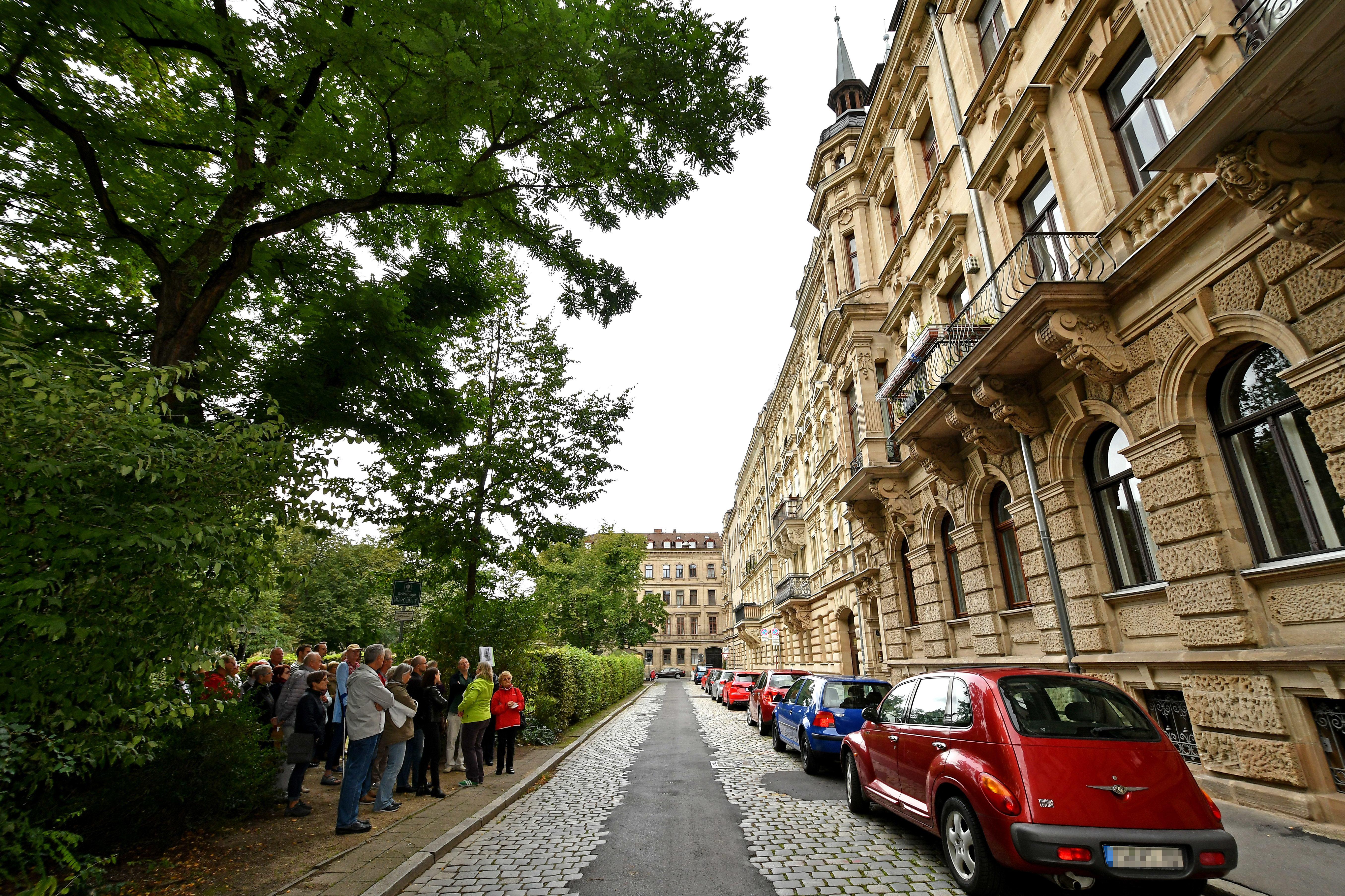 "Macht und Pracht" vom Mittelalter bis in die Nazizeit hinein, war das Thema beim 25. "Tag des offenen Denkmals". In Fürth ging es für die Besucher an den schönsten Prachtbauten der Hornschuchpromenade vorbei. Michaela von Wittke führte die Gruppe und verriet erstaunliche Eckdaten.