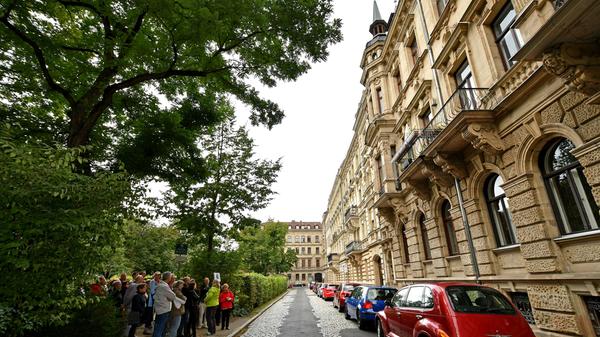 "Macht und Pracht" vom Mittelalter bis in die Nazizeit hinein, war das Thema beim 25. "Tag des offenen Denkmals". In Fürth ging es für die Besucher an den schönsten Prachtbauten der Hornschuchpromenade vorbei. Michaela von Wittke führte die Gruppe und verriet erstaunliche Eckdaten.