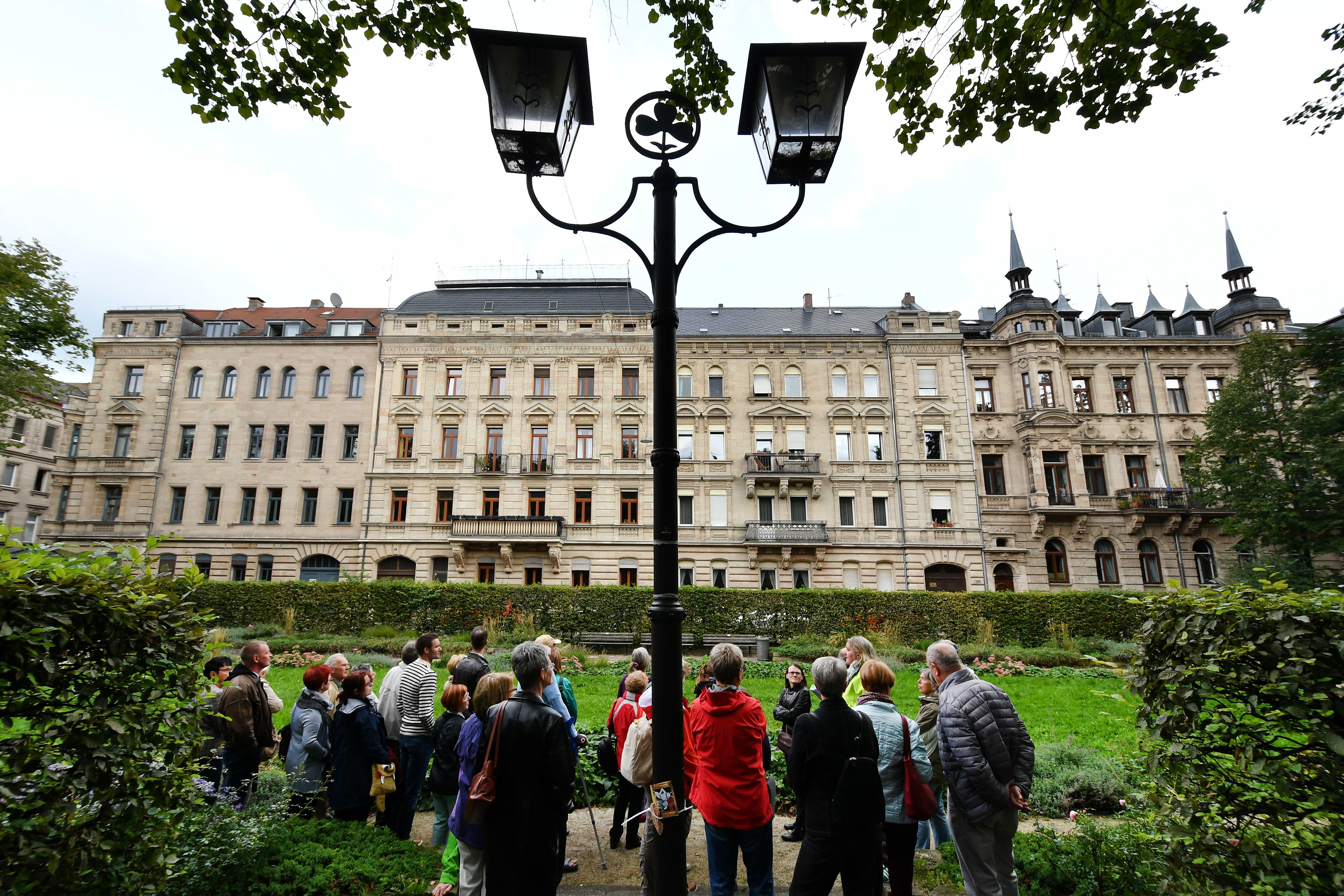 "Macht und Pracht" vom Mittelalter bis in die Nazizeit hinein, war das Thema beim 25. "Tag des offenen Denkmals". In Fürth ging es für die Besucher an den schönsten Prachtbauten der Hornschuchpromenade vorbei. Michaela von Wittke führte die Gruppe und verriet erstaunliche Eckdaten.