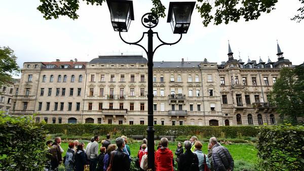 "Macht und Pracht" vom Mittelalter bis in die Nazizeit hinein, war das Thema beim 25. "Tag des offenen Denkmals". In Fürth ging es für die Besucher an den schönsten Prachtbauten der Hornschuchpromenade vorbei. Michaela von Wittke führte die Gruppe und verriet erstaunliche Eckdaten.