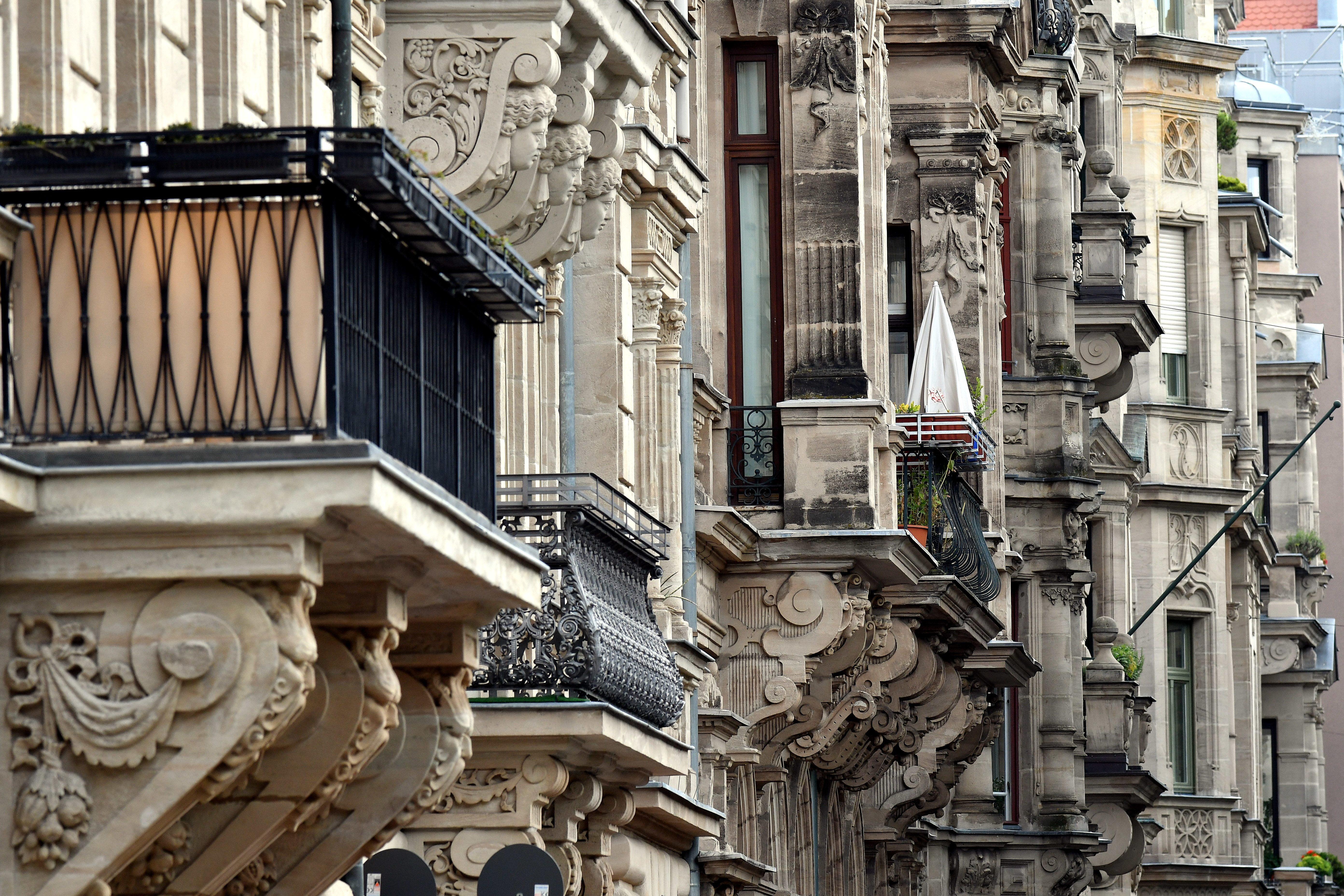 "Macht und Pracht" vom Mittelalter bis in die Nazizeit hinein, war das Thema beim 25. "Tag des offenen Denkmals". In Fürth ging es für die Besucher an den schönsten Prachtbauten der Hornschuchpromenade vorbei. Michaela von Wittke führte die Gruppe und verriet erstaunliche Eckdaten.