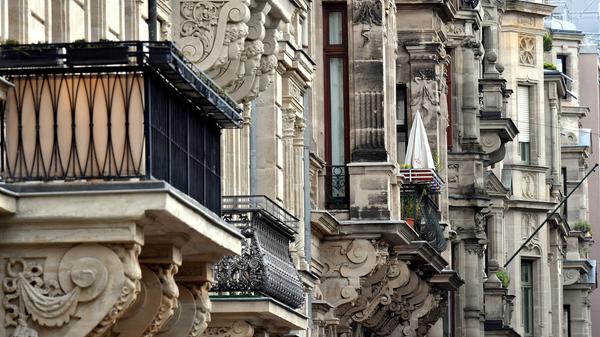 "Macht und Pracht" vom Mittelalter bis in die Nazizeit hinein, war das Thema beim 25. "Tag des offenen Denkmals". In Fürth ging es für die Besucher an den schönsten Prachtbauten der Hornschuchpromenade vorbei. Michaela von Wittke führte die Gruppe und verriet erstaunliche Eckdaten.