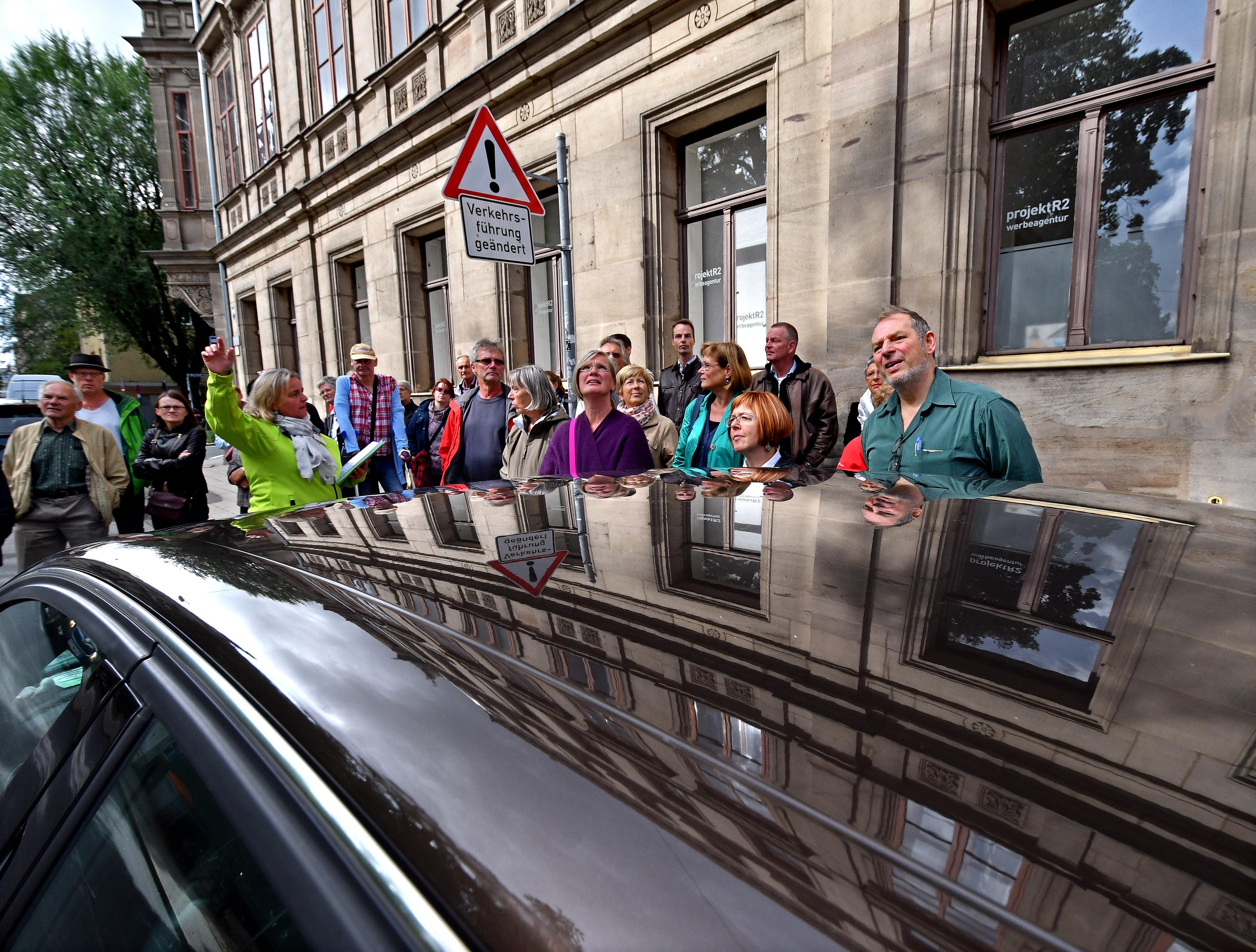 "Macht und Pracht" vom Mittelalter bis in die Nazizeit hinein, war das Thema beim 25. "Tag des offenen Denkmals". In Fürth ging es für die Besucher an den schönsten Prachtbauten der Hornschuchpromenade vorbei. Michaela von Wittke führte die Gruppe und verriet erstaunliche Eckdaten.