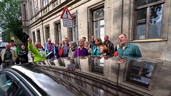 "Macht und Pracht" vom Mittelalter bis in die Nazizeit hinein, war das Thema beim 25. "Tag des offenen Denkmals". In Fürth ging es für die Besucher an den schönsten Prachtbauten der Hornschuchpromenade vorbei. Michaela von Wittke führte die Gruppe und verriet erstaunliche Eckdaten.