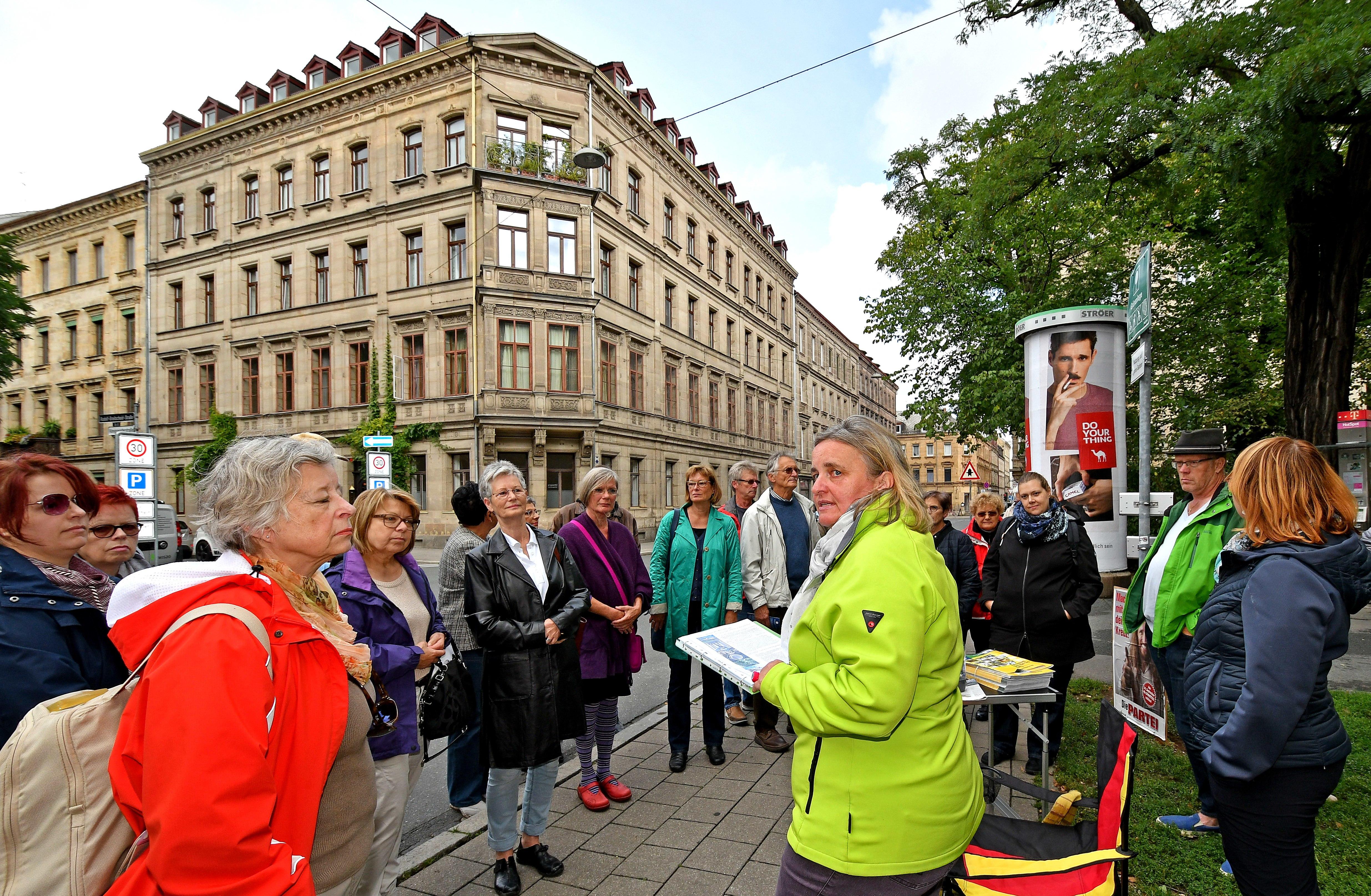 "Macht und Pracht" vom Mittelalter bis in die Nazizeit hinein, war das Thema beim 25. "Tag des offenen Denkmals". In Fürth ging es für die Besucher an den schönsten Prachtbauten der Hornschuchpromenade vorbei. Michaela von Wittke führte die Gruppe und verriet erstaunliche Eckdaten.