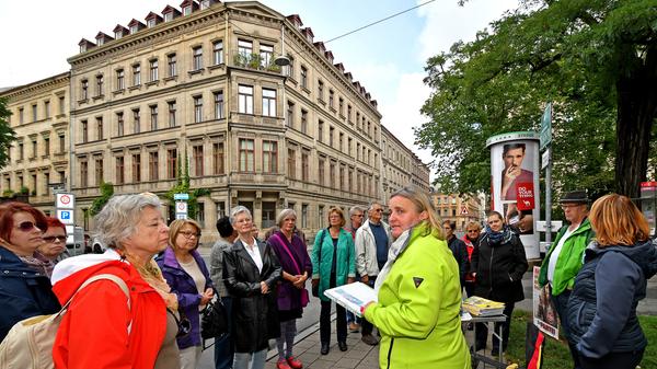 "Macht und Pracht" vom Mittelalter bis in die Nazizeit hinein, war das Thema beim 25. "Tag des offenen Denkmals". In Fürth ging es für die Besucher an den schönsten Prachtbauten der Hornschuchpromenade vorbei. Michaela von Wittke führte die Gruppe und verriet erstaunliche Eckdaten.