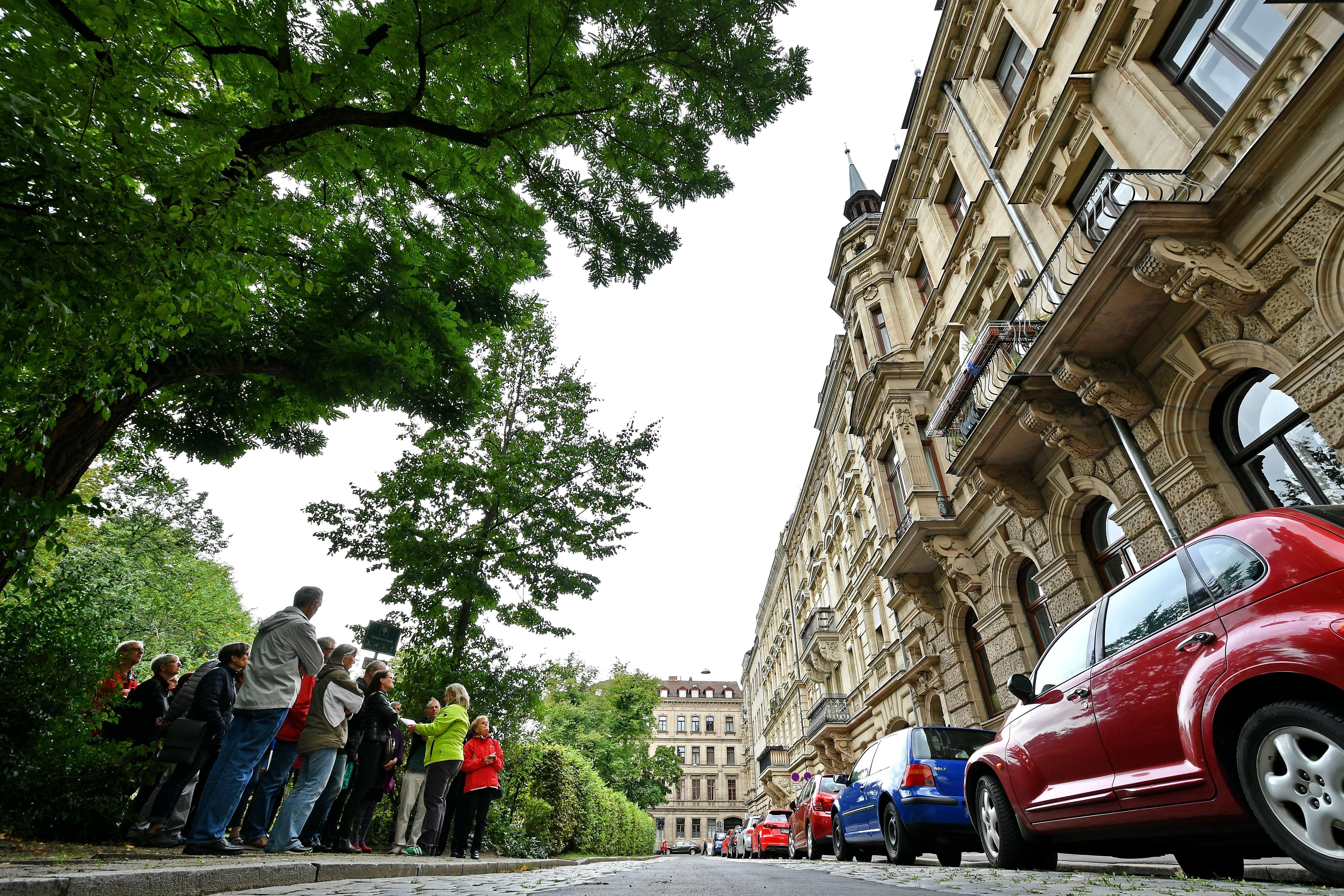 "Macht und Pracht" vom Mittelalter bis in die Nazizeit hinein, war das Thema beim 25. "Tag des offenen Denkmals". In Fürth ging es für die Besucher an den schönsten Prachtbauten der Hornschuchpromenade vorbei. Michaela von Wittke führte die Gruppe und verriet erstaunliche Eckdaten.