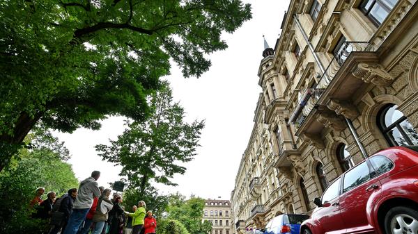 "Macht und Pracht" vom Mittelalter bis in die Nazizeit hinein, war das Thema beim 25. "Tag des offenen Denkmals". In Fürth ging es für die Besucher an den schönsten Prachtbauten der Hornschuchpromenade vorbei. Michaela von Wittke führte die Gruppe und verriet erstaunliche Eckdaten.