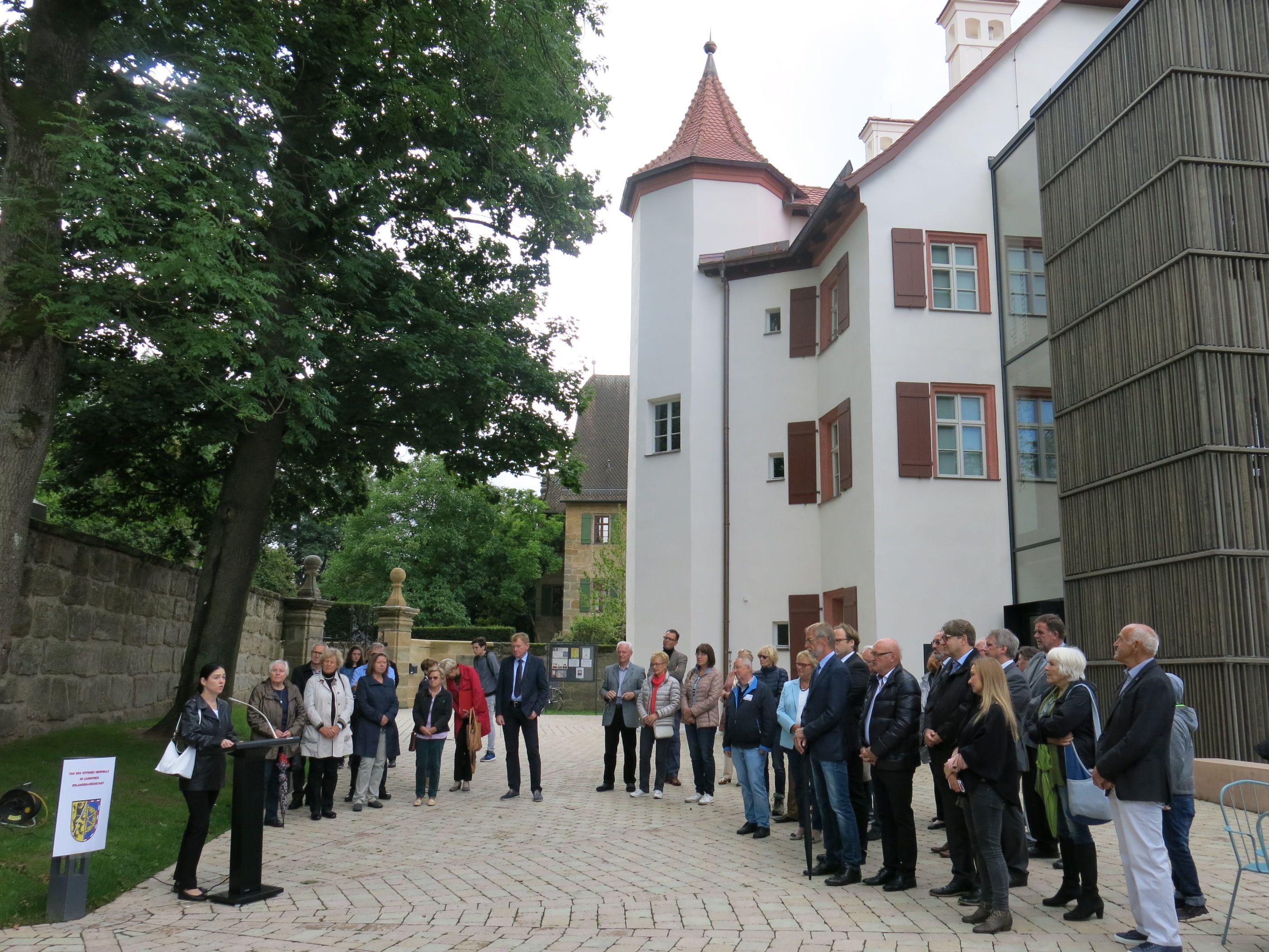 Dank des "Tags des offenen Denkmals" durften die Besucher auch einen Blick in das Weiße Schloss in Heroldsberg werfen. Kreisheimatpflegerin Dr. Bettina Keller gab einen Festvortrag. Das Heroldsberger Ensemble sorgte dafür, dass auch das musikalische Angebot am Sonntag nicht zu kurz kam.