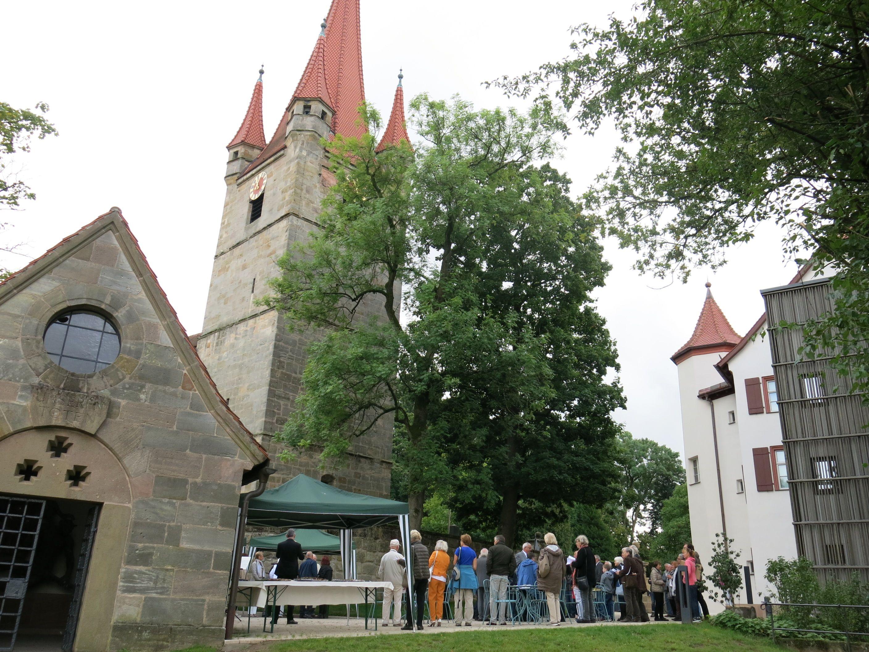 Dank des "Tags des offenen Denkmals" durften die Besucher auch einen Blick in das Weiße Schloss in Heroldsberg werfen. Kreisheimatpflegerin Dr. Bettina Keller gab einen Festvortrag. Das Heroldsberger Ensemble sorgte dafür, dass auch das musikalische Angebot am Sonntag nicht zu kurz kam.