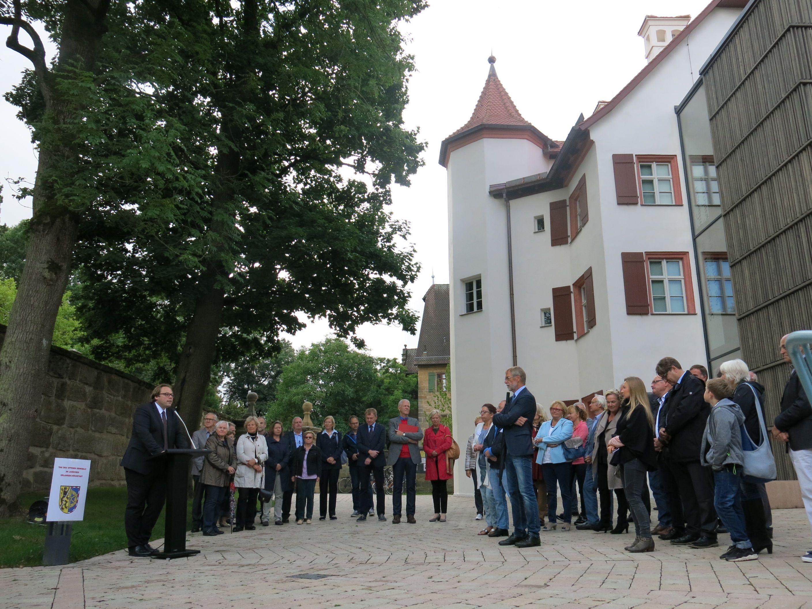 Dank des "Tags des offenen Denkmals" durften die Besucher auch einen Blick in das Weiße Schloss in Heroldsberg werfen. Kreisheimatpflegerin Dr. Bettina Keller gab einen Festvortrag. Das Heroldsberger Ensemble sorgte dafür, dass auch das musikalische Angebot am Sonntag nicht zu kurz kam.