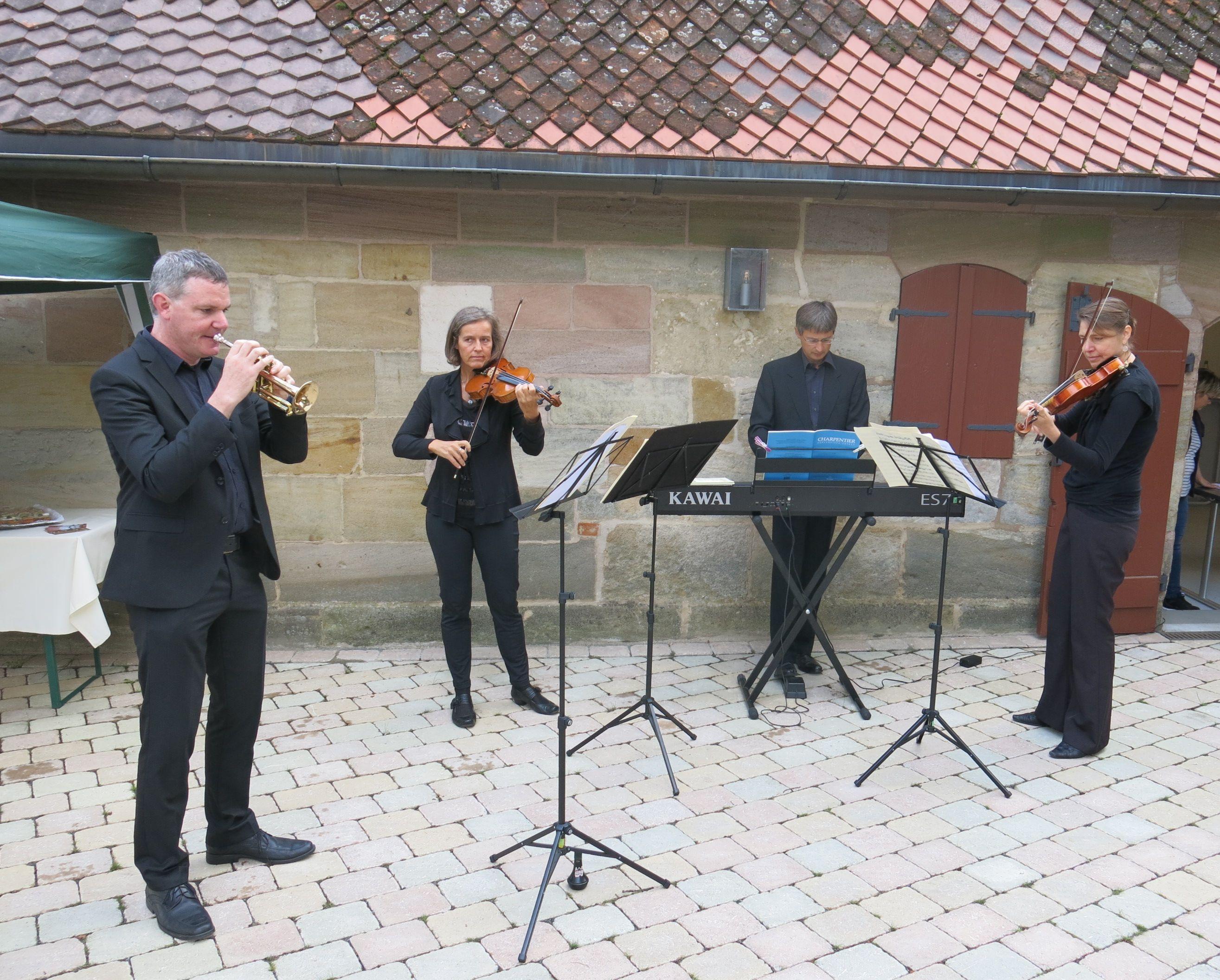 Dank des "Tags des offenen Denkmals" durften die Besucher auch einen Blick in das Weiße Schloss in Herolsberg werfen. Kreisheimatpflegerin Dr. Bettina Keller gab einen Festvortrag. Das Heroldsberger Ensemble sorgte dafür, dass auch das musikalische Angebot am Sonntag nicht zu kurz kam.
