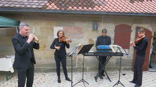 Dank des "Tags des offenen Denkmals" durften die Besucher auch einen Blick in das Weiße Schloss in Herolsberg werfen. Kreisheimatpflegerin Dr. Bettina Keller gab einen Festvortrag. Das Heroldsberger Ensemble sorgte dafür, dass auch das musikalische Angebot am Sonntag nicht zu kurz kam.