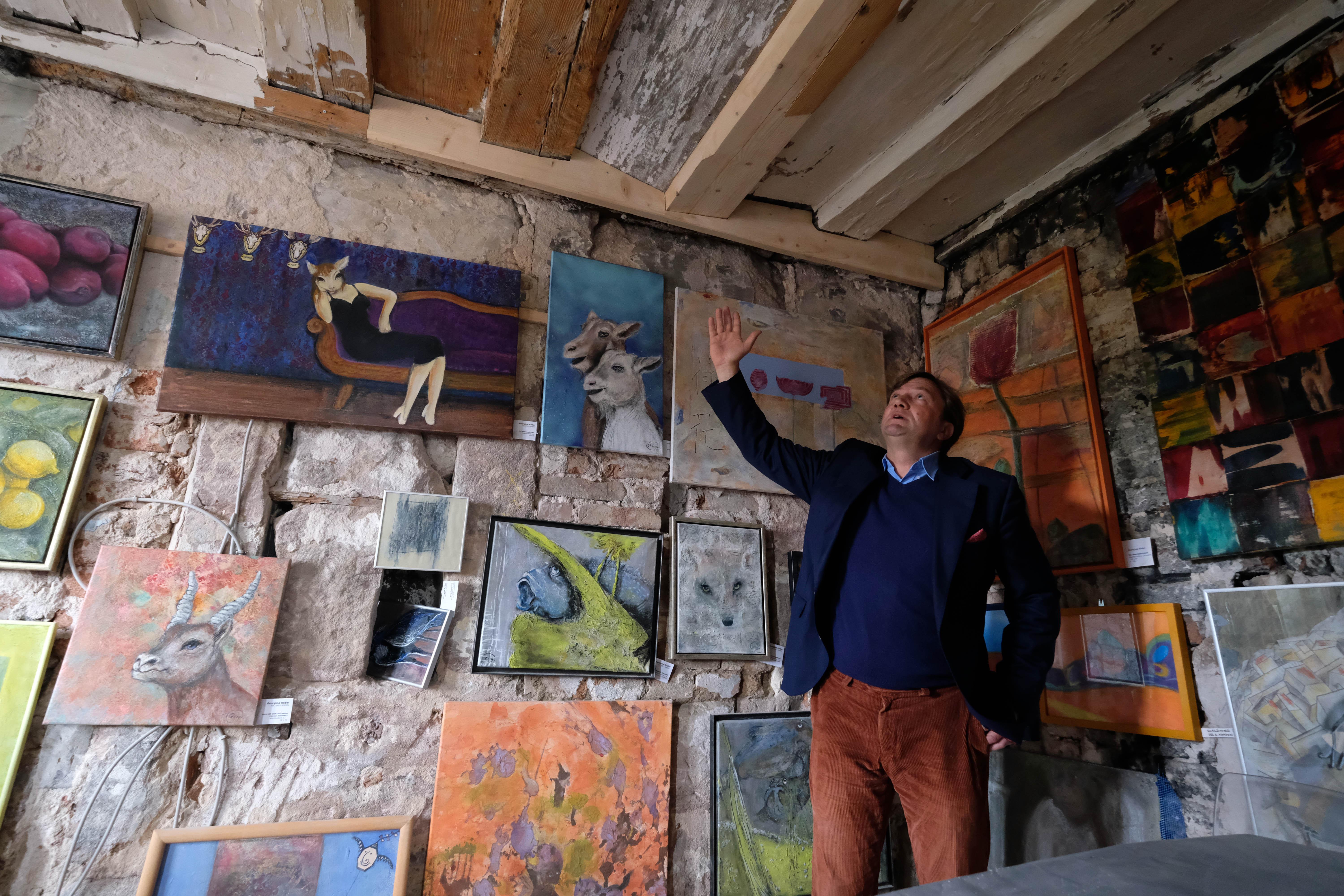 Eng ging es zu im Mögeldorfer Hallerschloss: Architekt Michael Röder gab eine einzigartige Führung durch das alte Gebäude und zeigte sämtliche Kunstschätze und Malereien. Das wollten sich die Fans der Kunsthistorie natürlich nicht entgehen lassen und stürmten das Schloss in Massen.