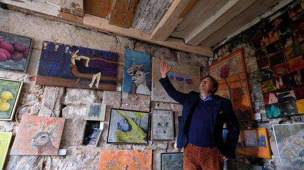 Eng ging es zu im Mögeldorfer Hallerschloss: Architekt Michael Röder gab eine einzigartige Führung durch das alte Gebäude und zeigte sämtliche Kunstschätze und Malereien. Das wollten sich die Fans der Kunsthistorie natürlich nicht entgehen lassen und stürmten das Schloss in Massen.