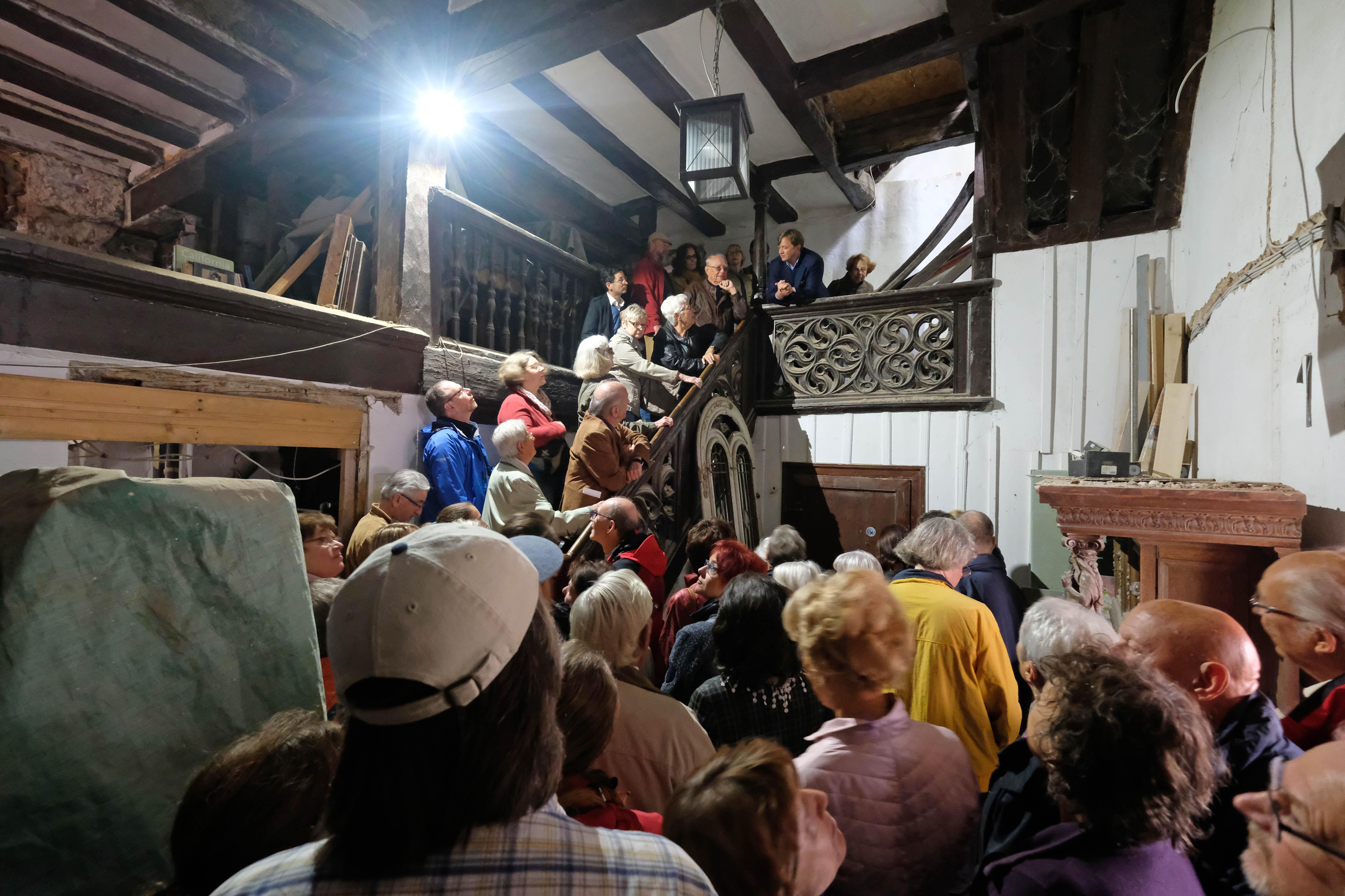 Eng ging es zu im Mögeldorfer Hallerschloss: Architekt Michael Röder gab eine einzigartige Führung durch das alte Gebäude und zeigte sämtliche Kunstschätze und Malereien. Das wollten sich die Fans der Kunsthistorie natürlich nicht entgehen lassen und stürmten das Schloss in Massen.