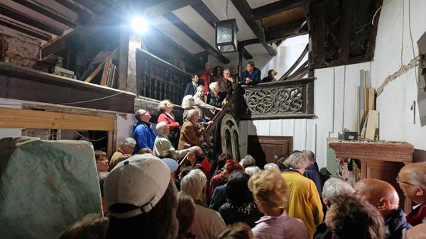 Eng ging es zu im Mögeldorfer Hallerschloss: Architekt Michael Röder gab eine einzigartige Führung durch das alte Gebäude und zeigte sämtliche Kunstschätze und Malereien. Das wollten sich die Fans der Kunsthistorie natürlich nicht entgehen lassen und stürmten das Schloss in Massen.