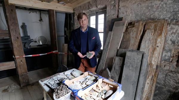 Eng ging es zu im Mögeldorfer Hallerschloss: Architekt Michael Röder gab eine einzigartige Führung durch das alte Gebäude und zeigte sämtliche Kunstschätze und Malereien. Das wollten sich die Fans der Kunsthistorie natürlich nicht entgehen lassen und stürmten das Schloss in Massen.