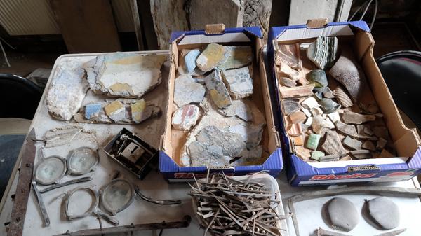 Eng ging es zu im Mögeldorfer Hallerschloss: Architekt Michael Röder gab eine einzigartige Führung durch das alte Gebäude und zeigte sämtliche Kunstschätze und Malereien. Das wollten sich die Fans der Kunsthistorie natürlich nicht entgehen lassen und stürmten das Schloss in Massen.