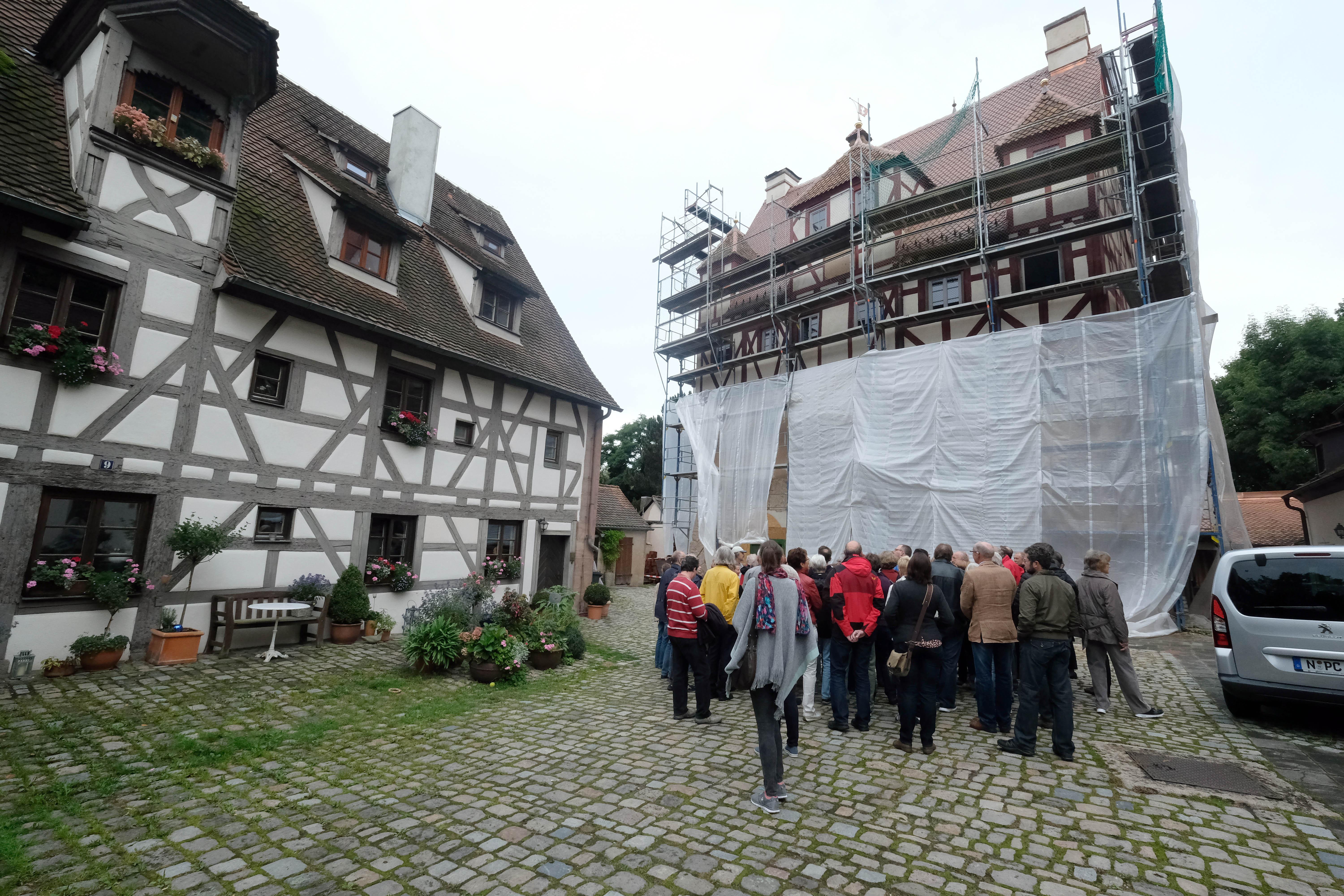 Eng ging es zu im Mögeldorfer Hallerschloss: Architekt Michael Röder gab eine einzigartige Führung durch das alte Gebäude und zeigte sämtliche Kunstschätze und Malereien. Das wollten sich die Fans der Kunsthistorie natürlich nicht entgehen lassen und stürmten das Schloss in Massen.