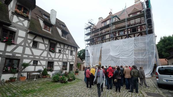 Eng ging es zu im Mögeldorfer Hallerschloss: Architekt Michael Röder gab eine einzigartige Führung durch das alte Gebäude und zeigte sämtliche Kunstschätze und Malereien. Das wollten sich die Fans der Kunsthistorie natürlich nicht entgehen lassen und stürmten das Schloss in Massen.