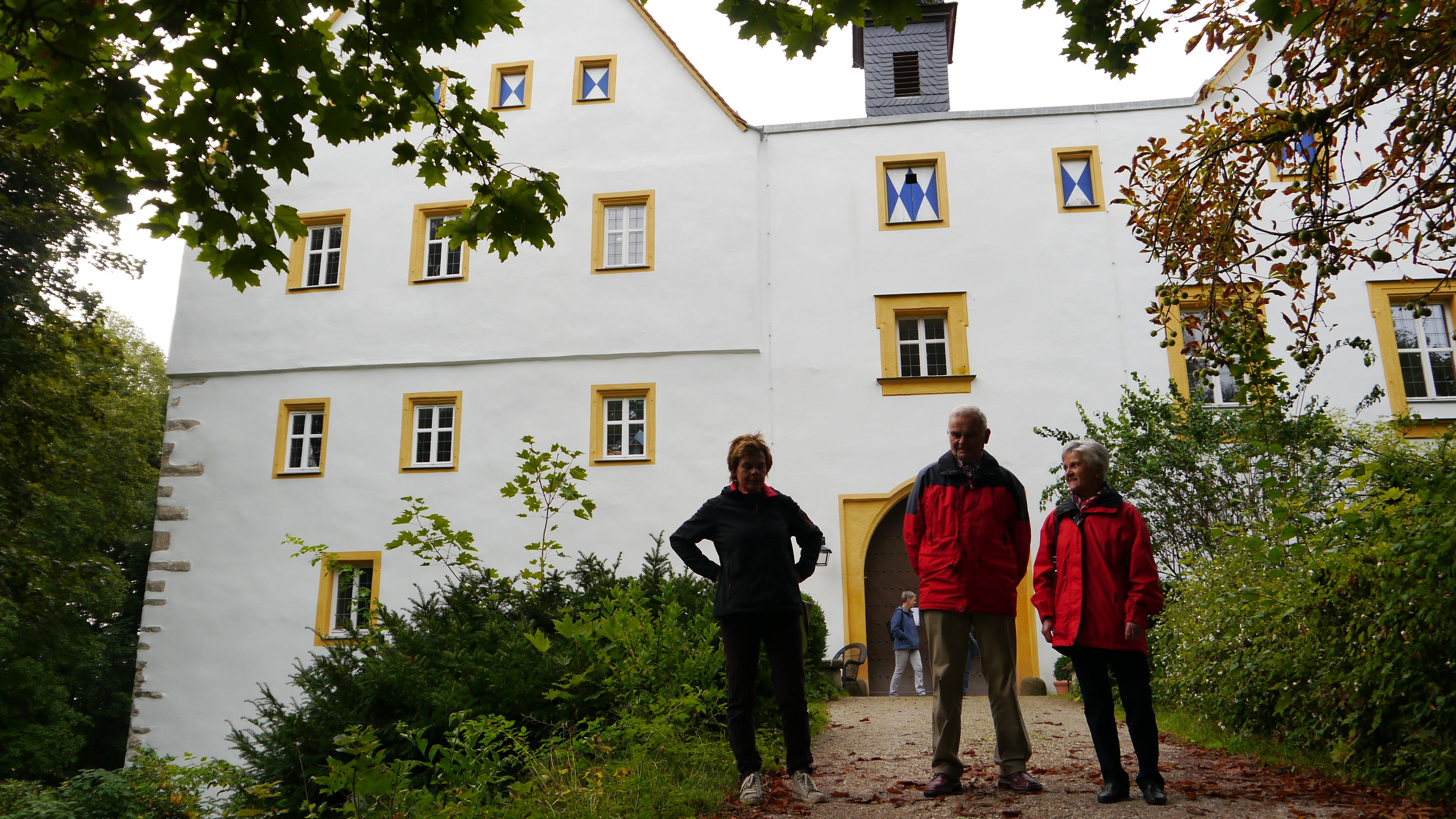 Enttäuschte Besucher vor verschlosser Tür: Nur von außen war Schloss Neuenbürg bei Großenseebach zu besichtigen. Mit einem Hinweis am Eingangstor verwies der Besitzer, Freiher von Gagern, auf nicht abgeschlossene Renovierungsarbeiten im Innenhof. Besucher konnten nur einen Gang durch den Schlosspark machen.