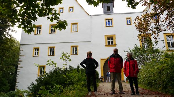 Enttäuschte Besucher vor verschlosser Tür: Nur von außen war Schloss Neuenbürg bei Großenseebach zu besichtigen. Mit einem Hinweis am Eingangstor verwies der Besitzer, Freiher von Gagern, auf nicht abgeschlossene Renovierungsarbeiten im Innenhof. Besucher konnten nur einen Gang durch den Schlosspark machen.