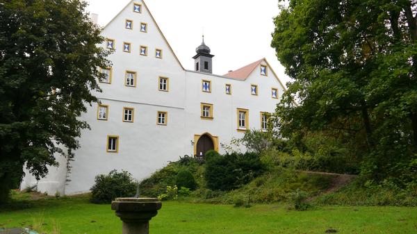 Enttäuschte Besucher vor verschlosser Tür: Nur von außen war Schloss Neuenbürg bei Großenseebach zu besichtigen. Mit einem Hinweis am Eingangstor verwies der Besitzer, Freiher von Gagern, auf nicht abgeschlossene Renovierungsarbeiten im Innenhof. Besucher konnten nur einen Gang durch den Schlosspark machen.