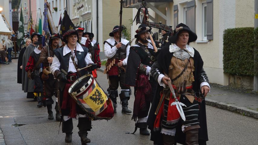 Mittelalter in Breitenbrunn: Mit Trommelklang, Musketenknall und vielen historischen Kostümen feierten die Breitenbrunner mit unzähligen Gästen ein rauschendes Tillyfest.