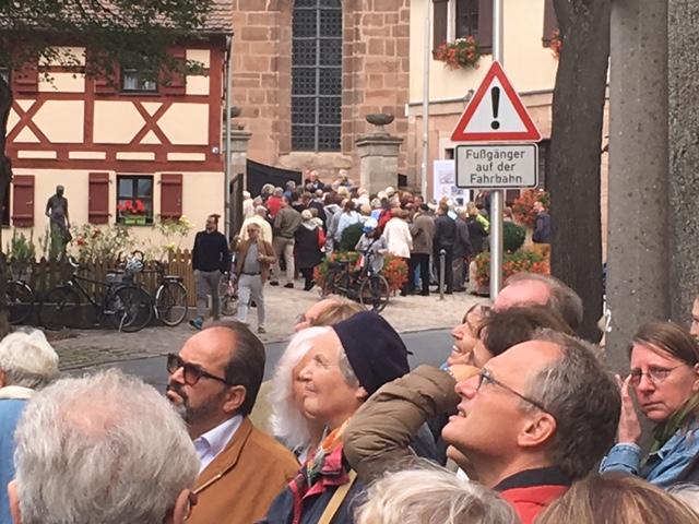 Auch in Großgründlach haben viele das launige Herbstwetter für sich genutzt und sämtliche Denkmäler und Gebäude ins Visier genommen. Riesenandrang herrschte unter anderem am Schloss Großgründlach, der Kirche und am Gasthaus "Zum Goldenen Schwan".