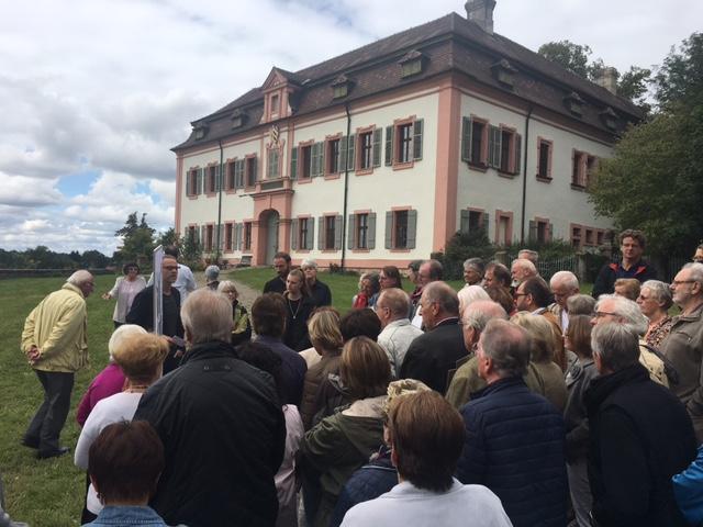 Auch in Großgründlach haben viele das launige Herbstwetter für sich genutzt und sämtliche Denkmäler und Gebäude ins Visier genommen. Riesenandrang herrschte unter anderem am Schloss Großgründlach, der Kirche und am Gasthaus "Zum Goldenen Schwan".