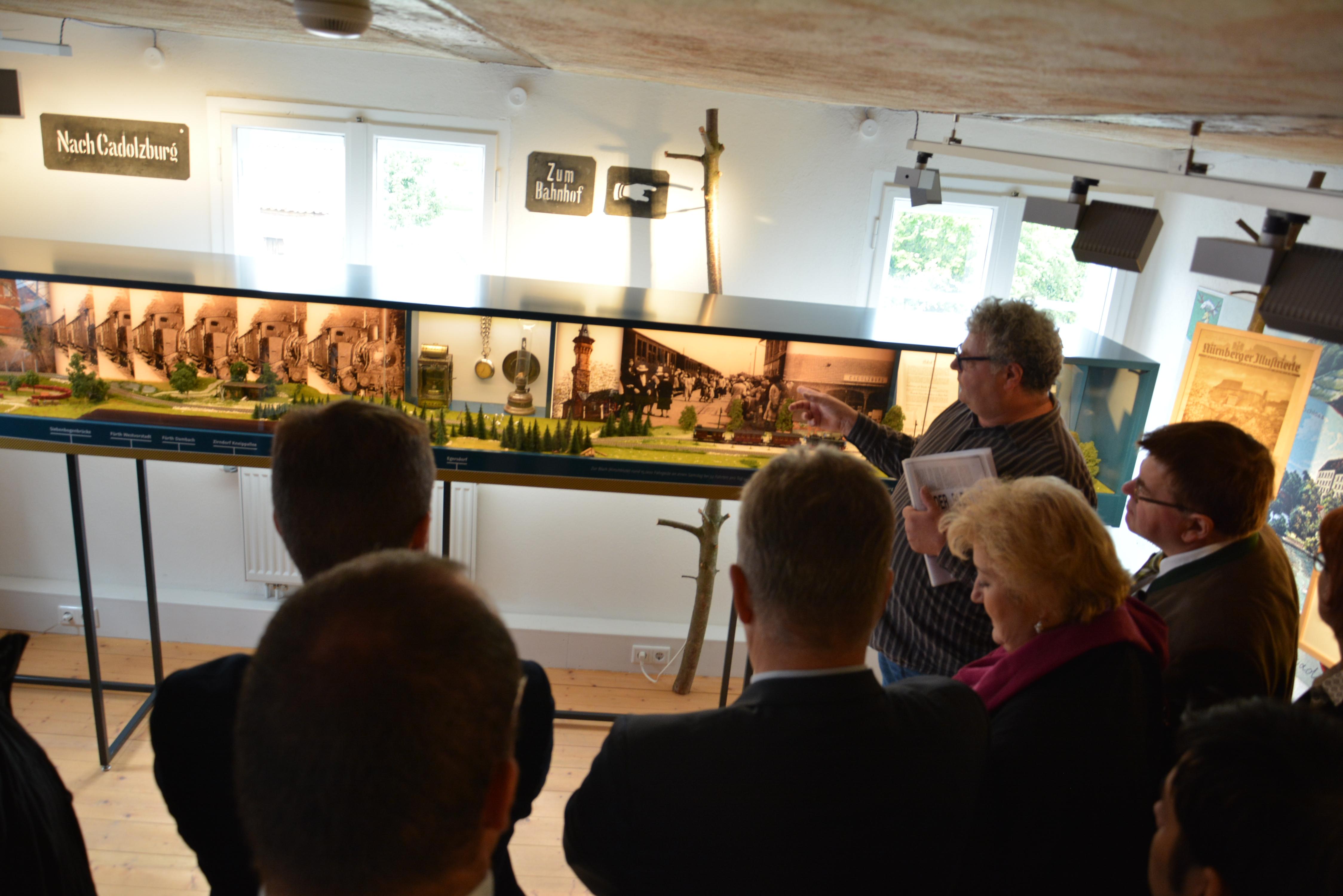 Günter Renner vom Heimatverein Cadolzburg führte durch das Historische Museum Cadolzburg. Auf dem Pisendelplatz vor dem Museum kamen die Besucher danach bei einem kühlen Getränk zusammen.