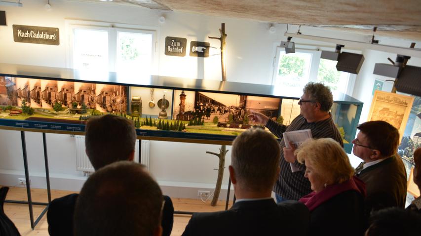 Günter Renner vom Heimatverein Cadolzburg führte durch das Historische Museum Cadolzburg. Auf dem Pisendelplatz vor dem Museum kamen die Besucher danach bei einem kühlen Getränk zusammen.