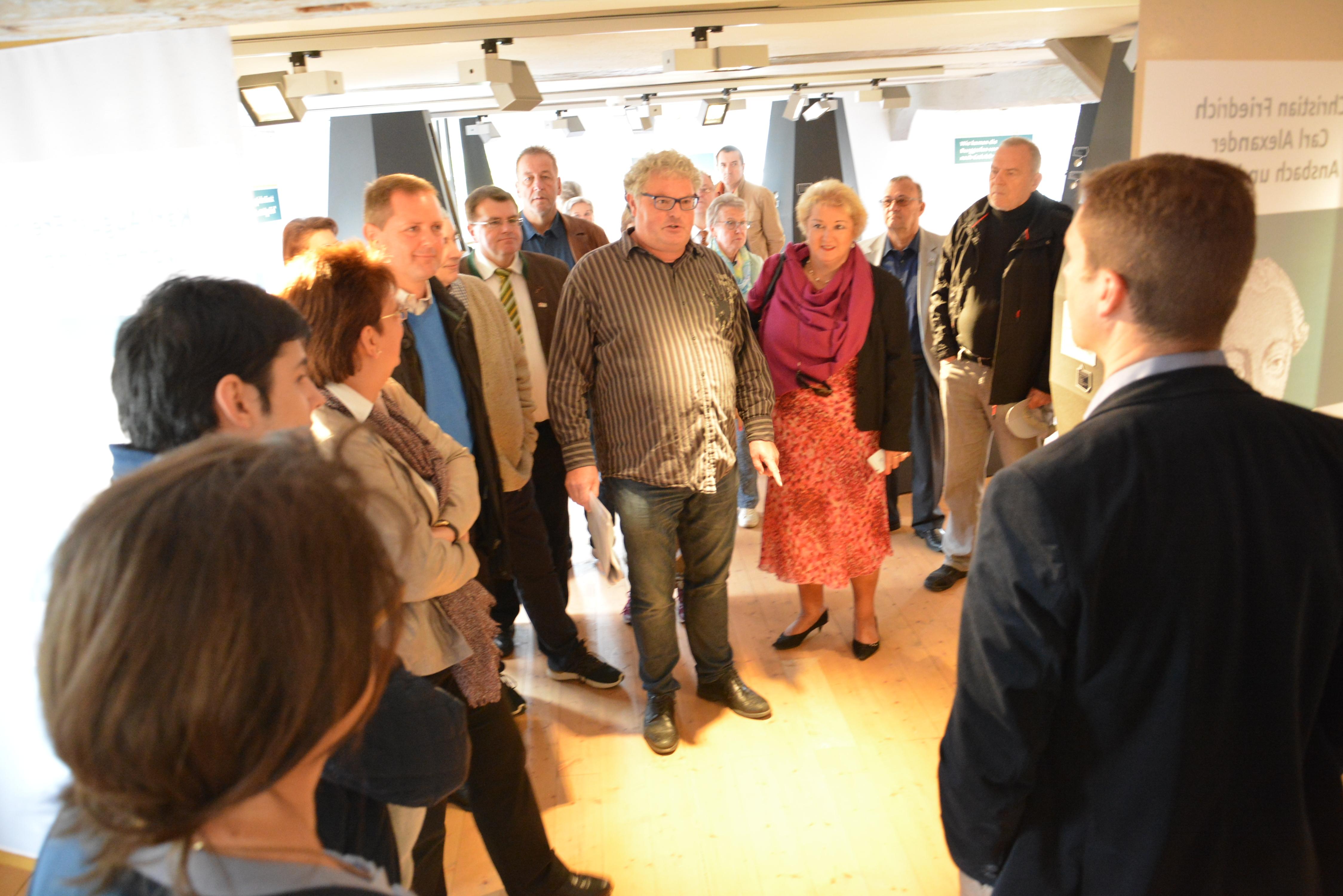 Günter Renner vom Heimatverein Cadolzburg führte durch das Historische Museum Cadolzburg. Auf dem Pisendelplatz vor dem Museum kamen die Besucher danach bei einem kühlen Getränk zusammen.