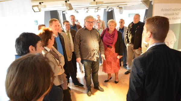 Günter Renner vom Heimatverein Cadolzburg führte durch das Historische Museum Cadolzburg. Auf dem Pisendelplatz vor dem Museum kamen die Besucher danach bei einem kühlen Getränk zusammen.