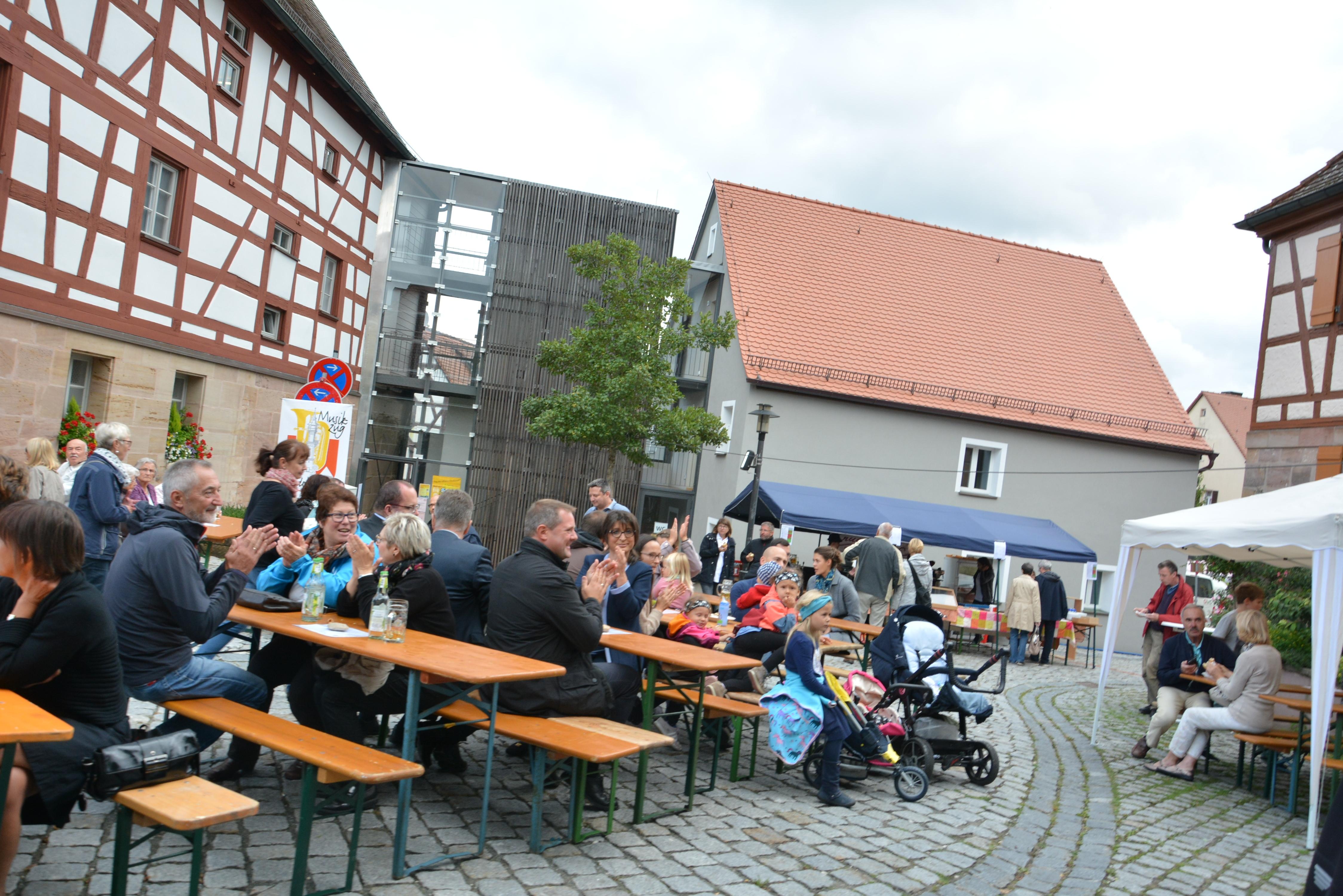 Günter Renner vom Heimatverein Cadolzburg führte durch das Historische Museum Cadolzburg. Auf dem Pisendelplatz vor dem Museum kamen die Besucher danach bei einem kühlen Getränk zusammen.