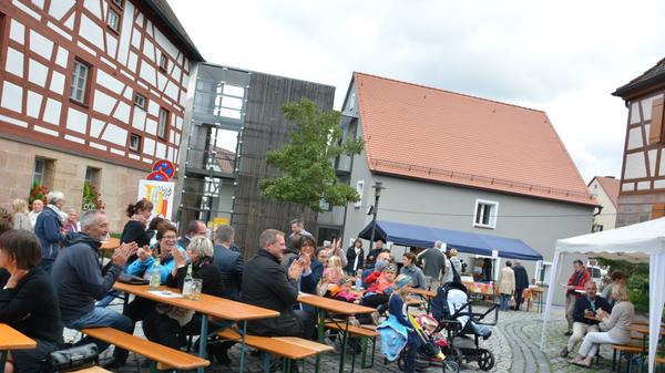 Günter Renner vom Heimatverein Cadolzburg führte durch das Historische Museum Cadolzburg. Auf dem Pisendelplatz vor dem Museum kamen die Besucher danach bei einem kühlen Getränk zusammen.