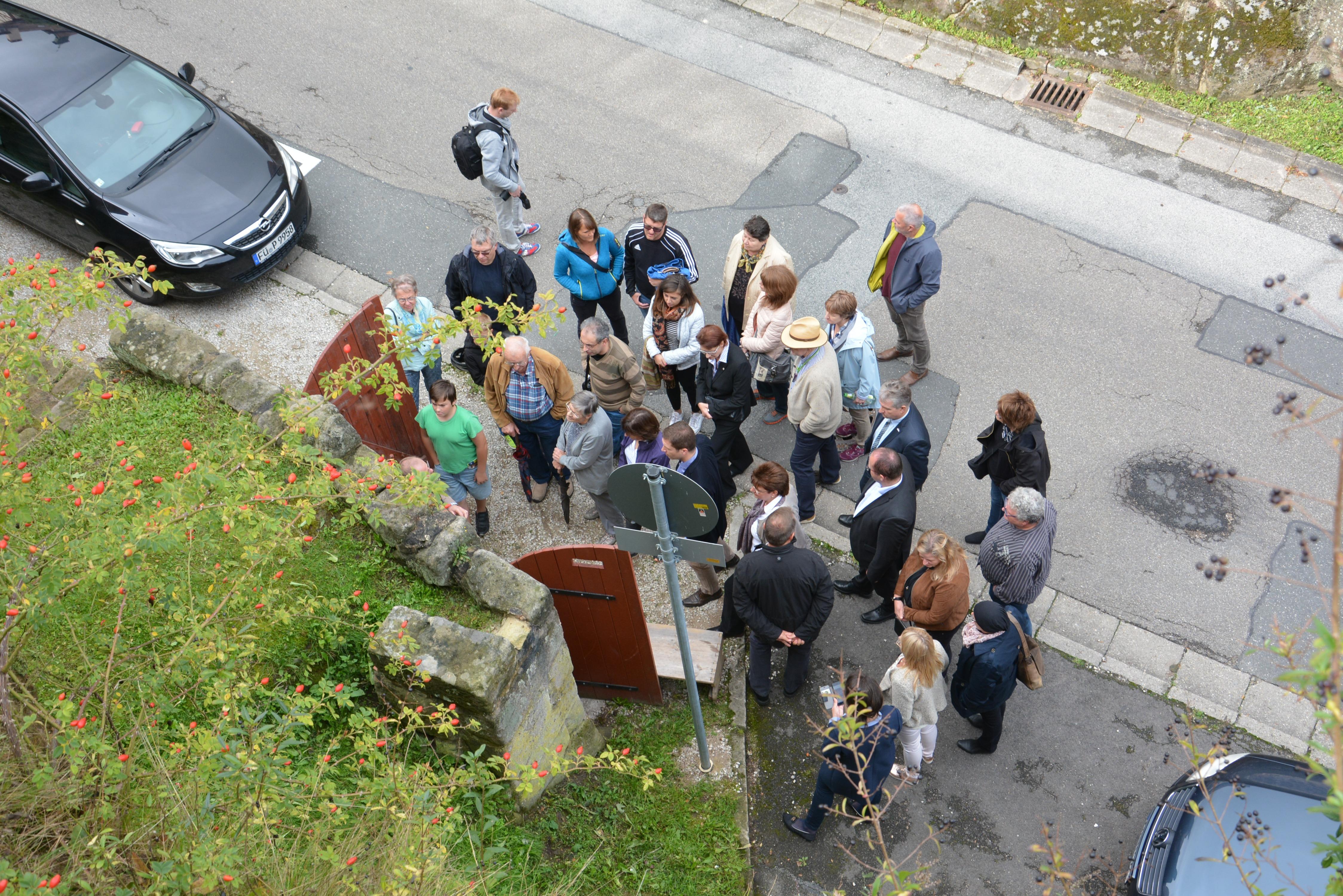 Günter Renner vom Heimatverein Cadolzburg führte durch das Historische Museum Cadolzburg. Auf dem Pisendelplatz vor dem Museum kamen die Besucher danach bei einem kühlen Getränk zusammen.