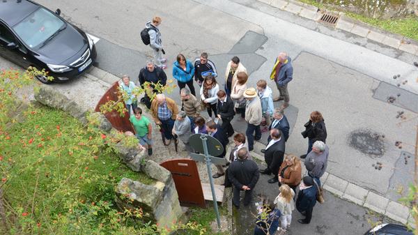 Günter Renner vom Heimatverein Cadolzburg führte durch das Historische Museum Cadolzburg. Auf dem Pisendelplatz vor dem Museum kamen die Besucher danach bei einem kühlen Getränk zusammen.