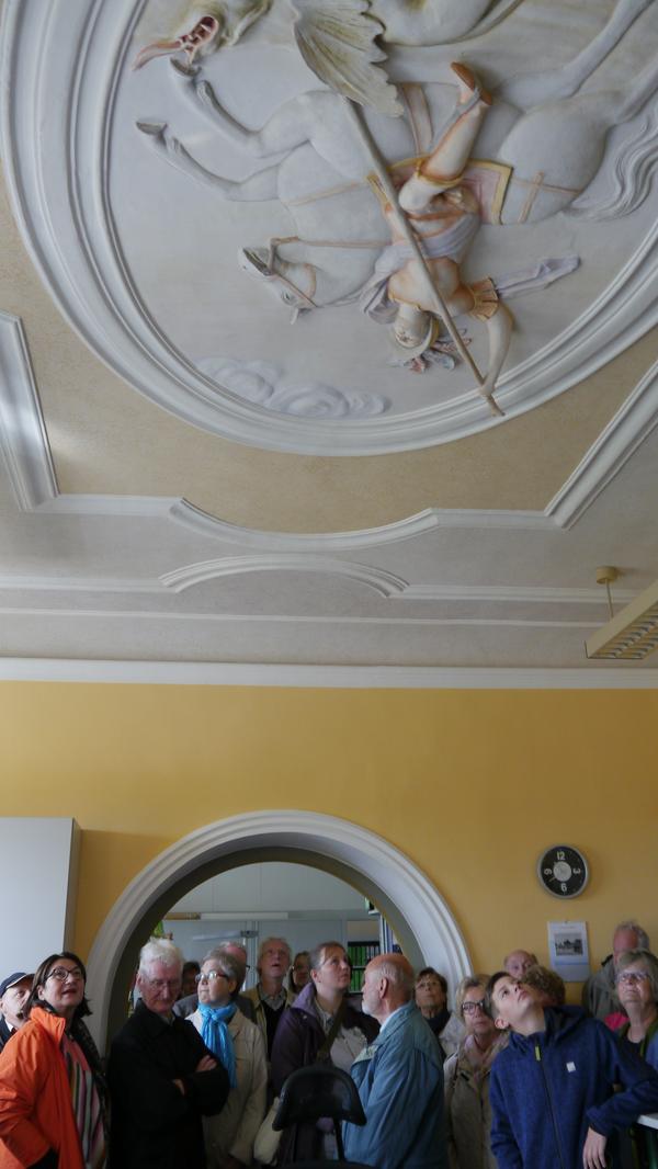 Bei zwei Führungen nahmen rund 100 Besucher im Herzogenauracher Schloss, dem heutigen Rathaus teil. Klaus-Peter Gäbelein, Vorsitzender des Heimatvereins und 2. Bürgermeisterin Renate Schroff erklärten die Räume des ehemaligen Amtmannsschlosses. Im früheren Salon, heute Bauamt, prangt St. Georg als Deckengemälde. Das Schloss muss demnächst inwändig saniert werden