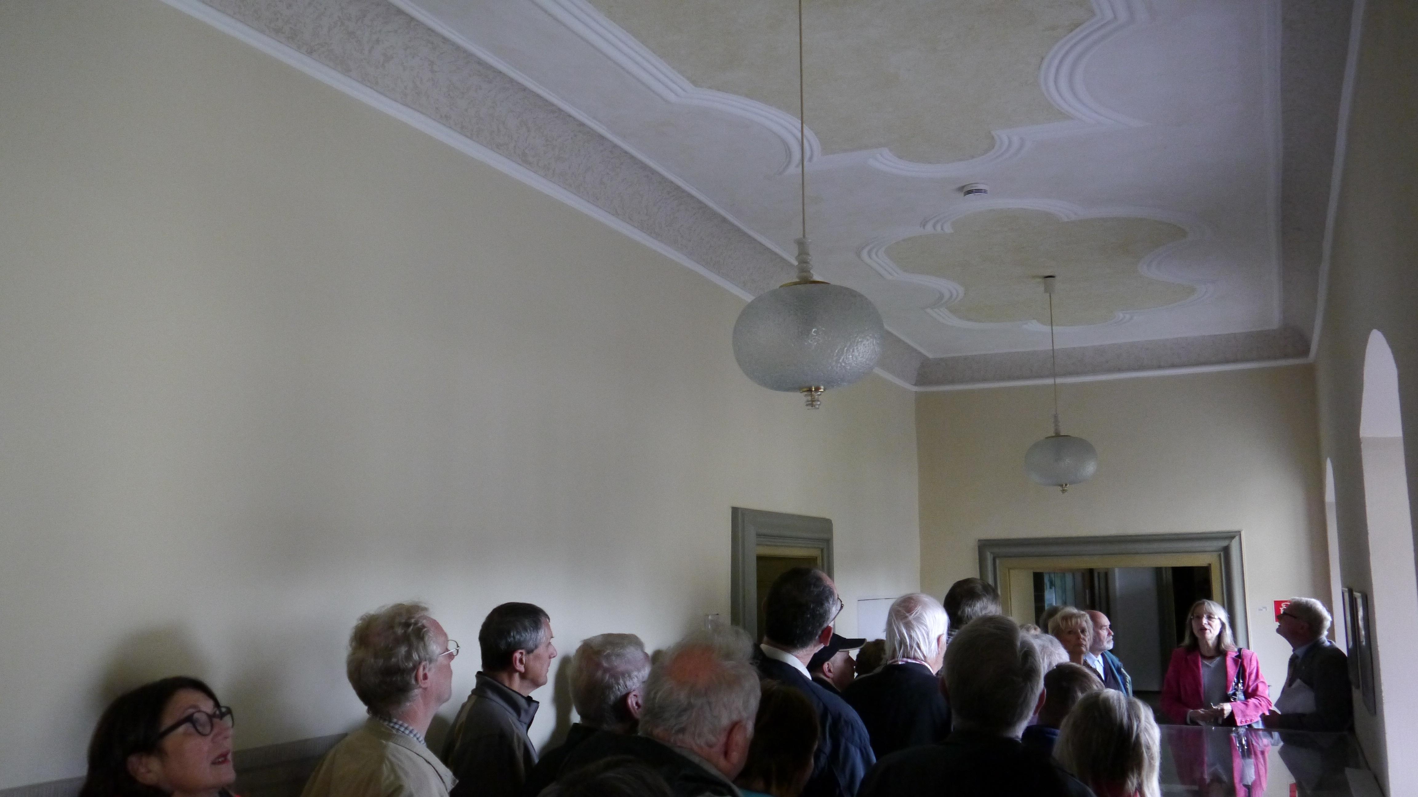 Bei zwei Führungen nahmen rund 100 Besucher im Herzogenauracher Schloss, dem heutigen Rathaus teil. Klaus-Peter Gäbelein, Vorsitzender des Heimatvereins und 2. Bürgermeisterin Renate Schroff erklärten die Räume des ehemaligen Amtmannsschlosses. Im früheren Salon, heute Bauamt, prangt St. Georg als Deckengemälde. Das Schloss muss demnächst inwändig saniert werden