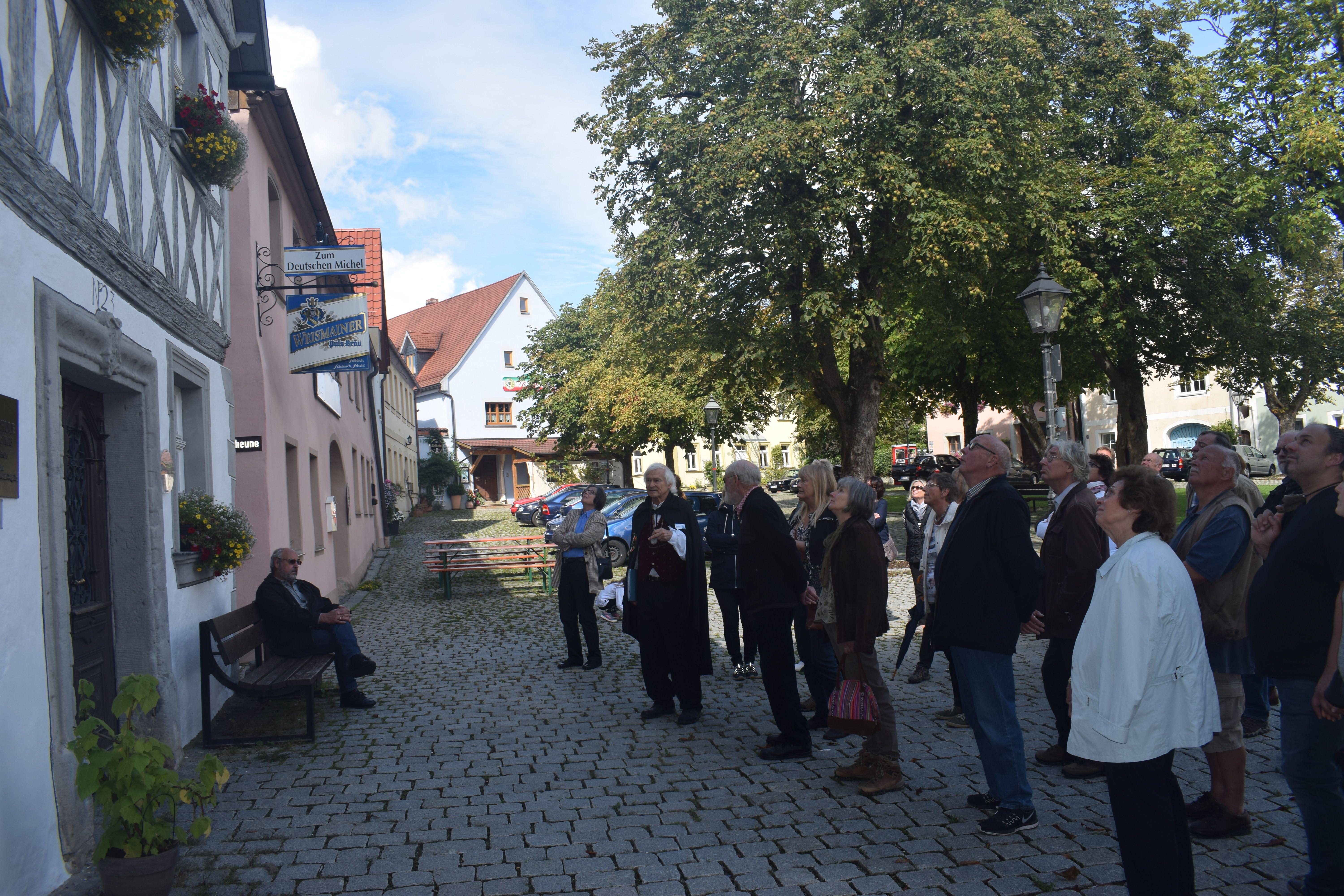 Heimatpflege Günther Hofmann führte in Hollfeld durch die historische Altstadt und Marienplatz: Einer seiner Schwerpunkt seiner Führung, an der rund 40 Personen teilnahmen, war das Wittauerhaus mit dem Fachwerkgiebel und im Inneren des Gebäudes das Schablonenzimmer, dass bei der Sanierung des jetzigen Rathauses mit Wittauerhaus freigelegt wurde.