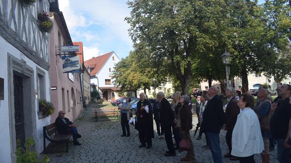 Heimatpflege Günther Hofmann führte in Hollfeld durch die historische Altstadt und Marienplatz: Einer seiner Schwerpunkt seiner Führung, an der rund 40 Personen teilnahmen, war das Wittauerhaus mit dem Fachwerkgiebel und im Inneren des Gebäudes das Schablonenzimmer, dass bei der Sanierung des jetzigen Rathauses mit Wittauerhaus freigelegt wurde.