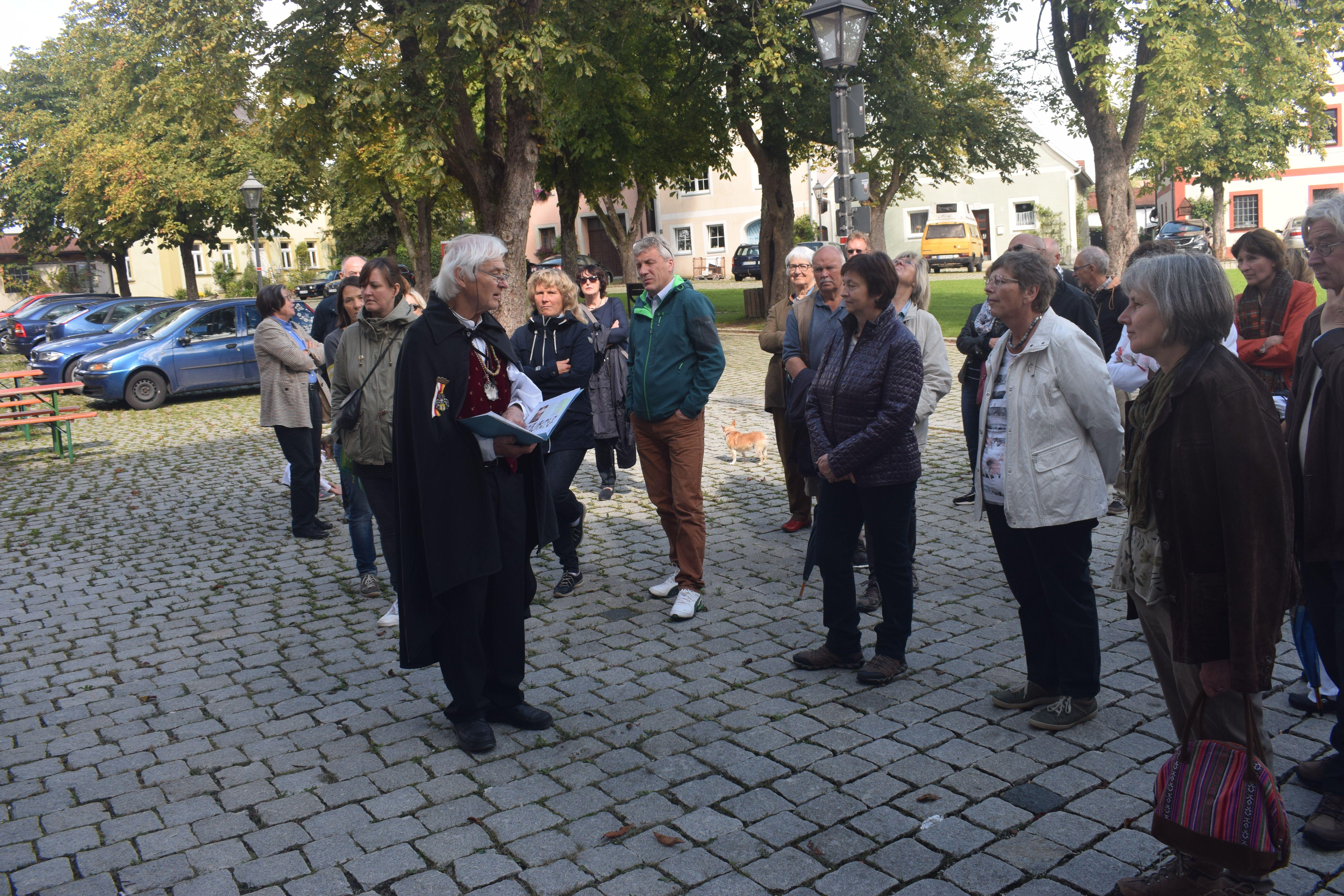 Heimatpflege Günther Hofmann führte in Hollfeld durch die historische Altstadt und Marienplatz: Einer seiner Schwerpunkt seiner Führung, an der rund 40 Personen teilnahmen, war das Wittauerhaus mit dem Fachwerkgiebel und im Inneren des Gebäudes das Schablonenzimmer, dass bei der Sanierung des jetzigen Rathauses mit Wittauerhaus freigelegt wurde.