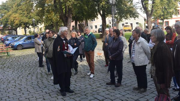 Heimatpflege Günther Hofmann führte in Hollfeld durch die historische Altstadt und Marienplatz: Einer seiner Schwerpunkt seiner Führung, an der rund 40 Personen teilnahmen, war das Wittauerhaus mit dem Fachwerkgiebel und im Inneren des Gebäudes das Schablonenzimmer, dass bei der Sanierung des jetzigen Rathauses mit Wittauerhaus freigelegt wurde.