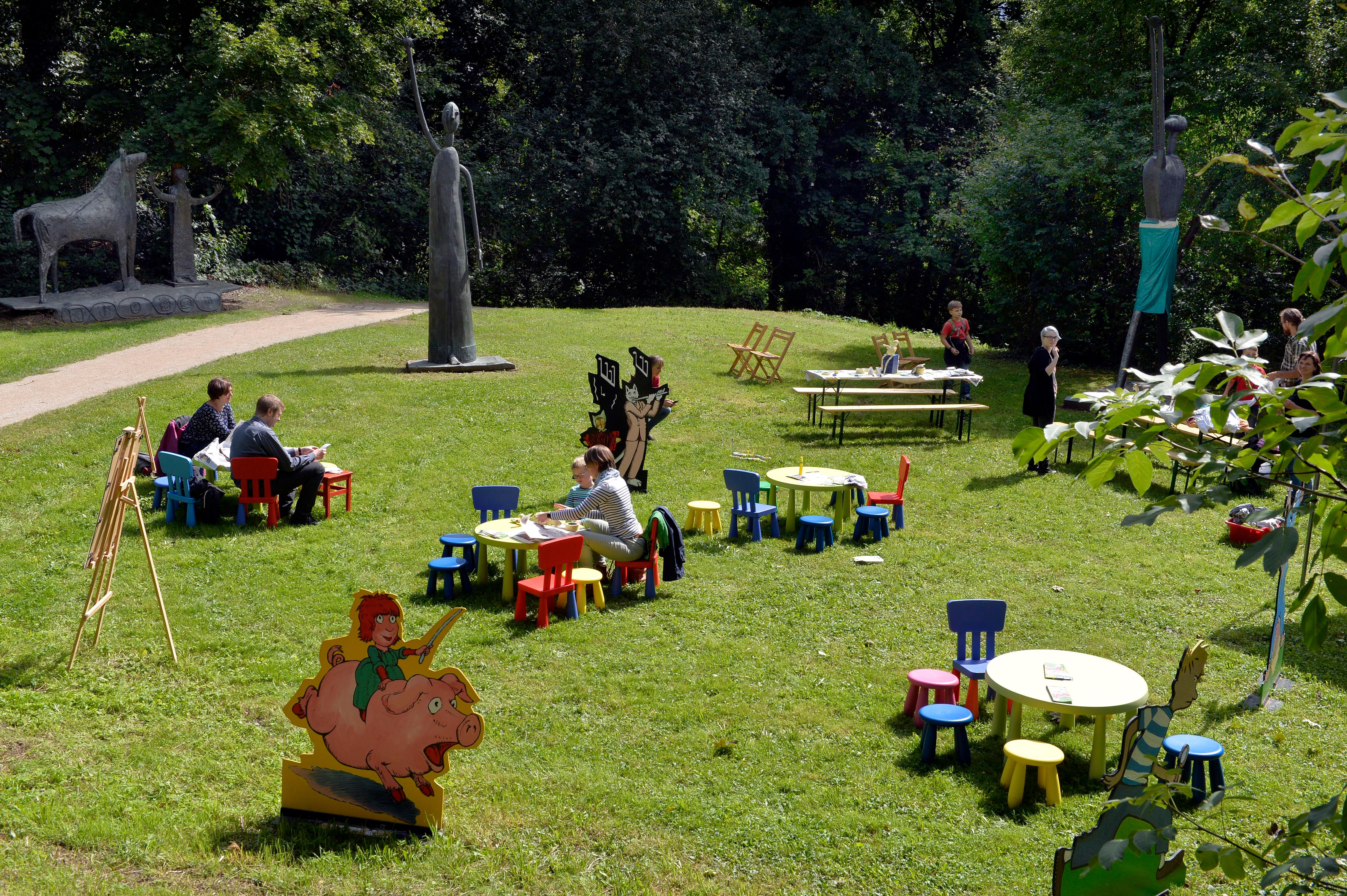 Der Heinrich-Kirchner-Skulpturengarten ist 35 Jahre alt, Zeit für ein Picknick mit Kirchner. Dazu hat das Kulturamt der Stadt ein umfangreiches Programm realisiert, mit Führungen durch den Skulpturengarten, Vorträgen, Musik der Bigband der Sing- und Musikschule und einer eigenen Werkstatt zum Mitmachen der Jugendkunstschule.