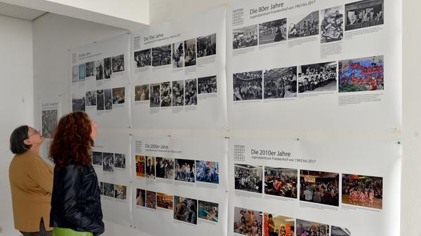 Anlässlich zu diesem Tag öffnete auch der Erlanger Frankenhof nochmal seine Pforten. Zahlreiche Interessierte nahmen an den Führungen durchs Haus und den ehemaligen Sesam teil und sahen sich die historischen Bilder zu den Aktivitäten des Hauses von bernd Böhner an.